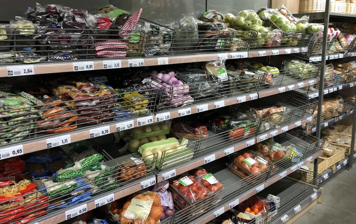 Frutas y verduras en un mar de plástico en BonÀrea / TC