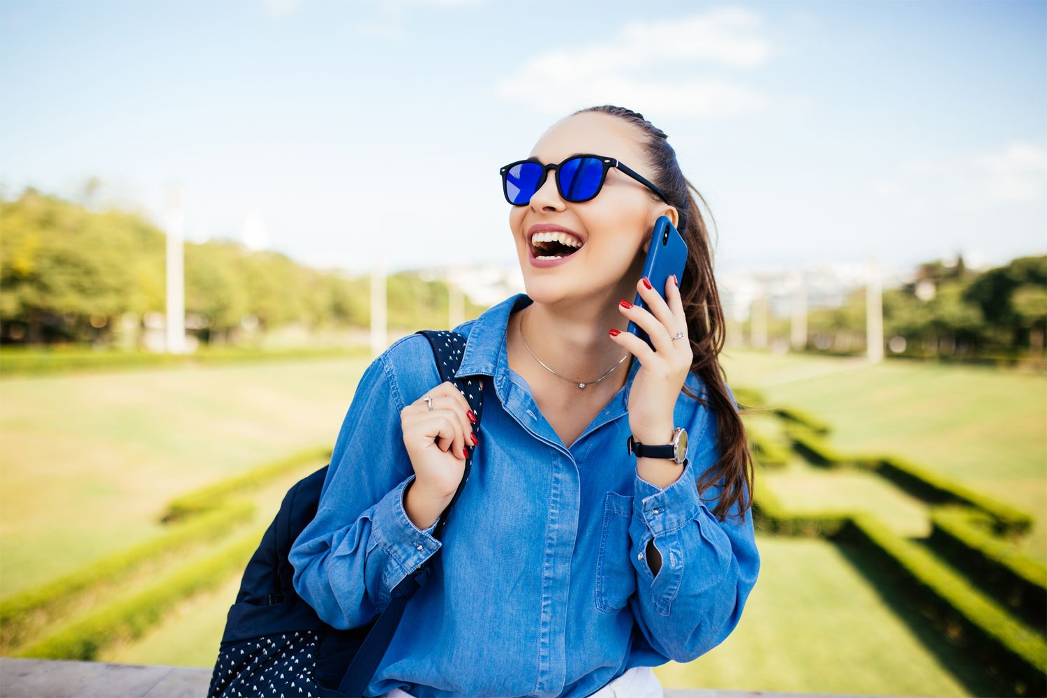 Una mujer habla por su teléfono tras contratar una nueva portabilidad móvil / FREEPIK