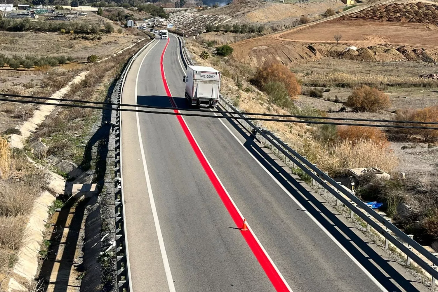 La inquietante línea roja de la DGT que ha aparecido en algunas carreteras / Consejería de Fomento de la Junta de Andalucía