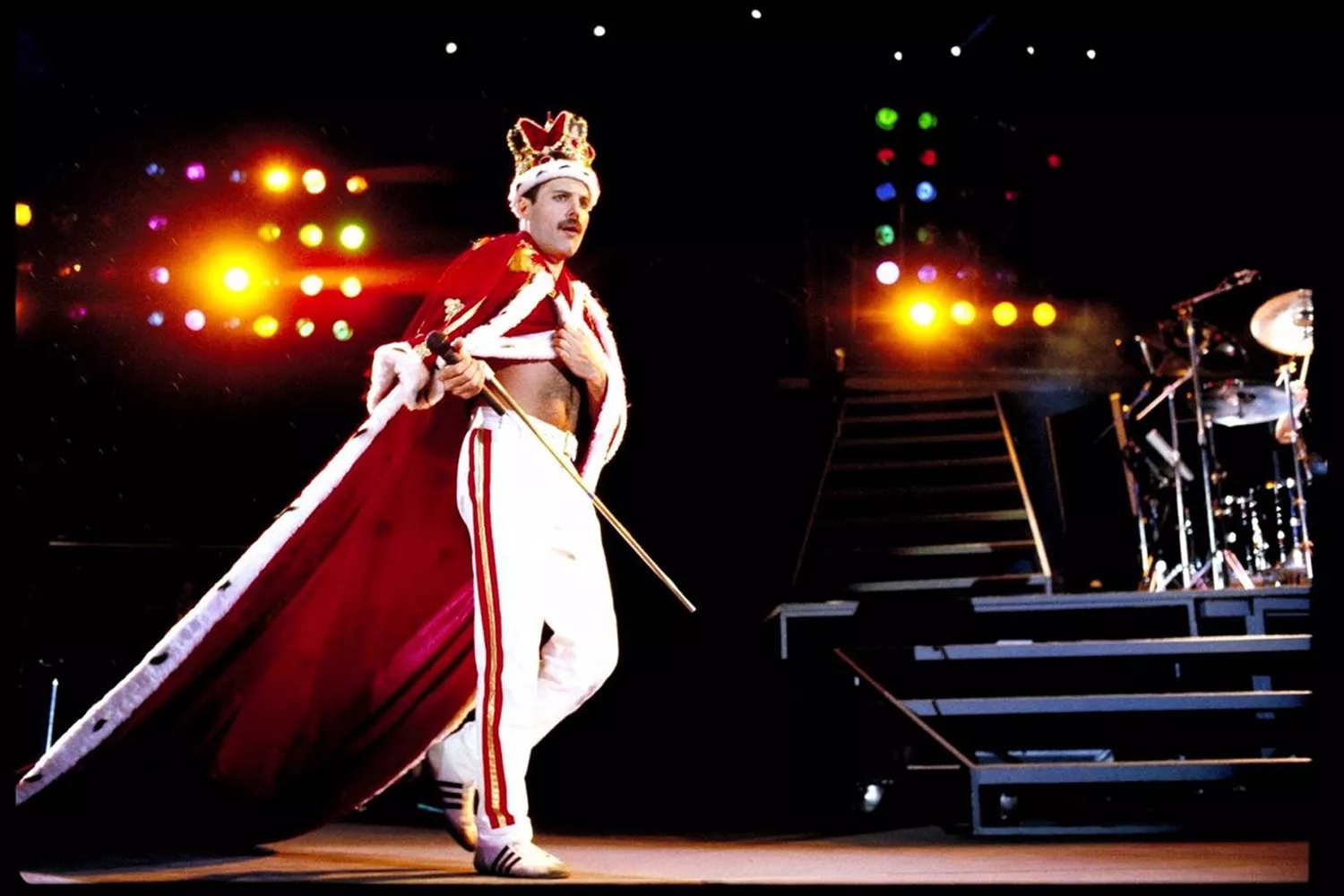 Freddie Mercury, líder de Queen, en pleno concierto / EP