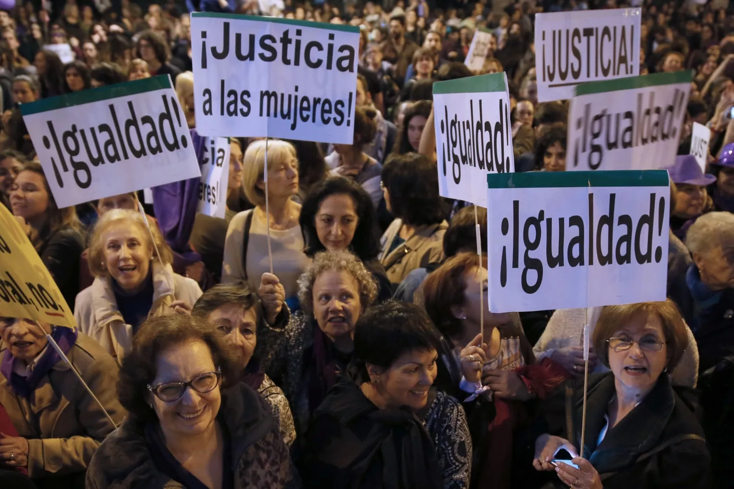 Mujeres manifestándose por la igualdad salarial / EFE