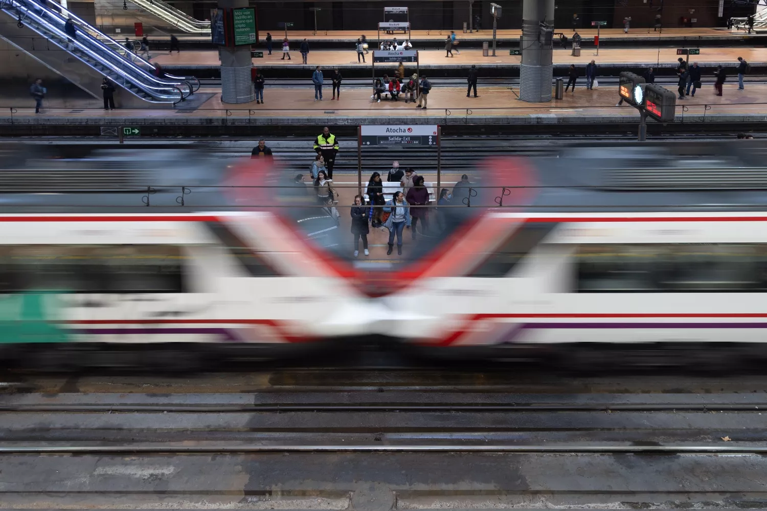 Un tren de Renfe en la estación de Atocha-Almudena Grandes / Eduardo Parra - EP