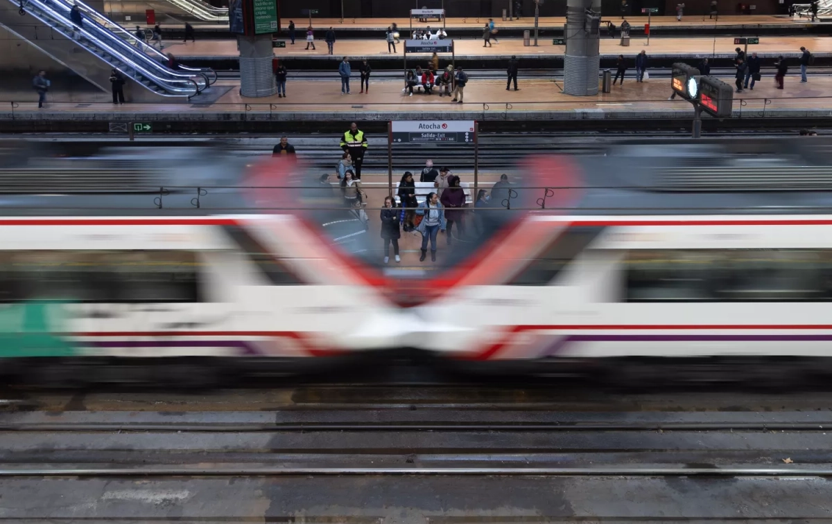 Un tren de Renfe en la estación de Atocha-Almudena Grandes / Eduardo Parra - EP