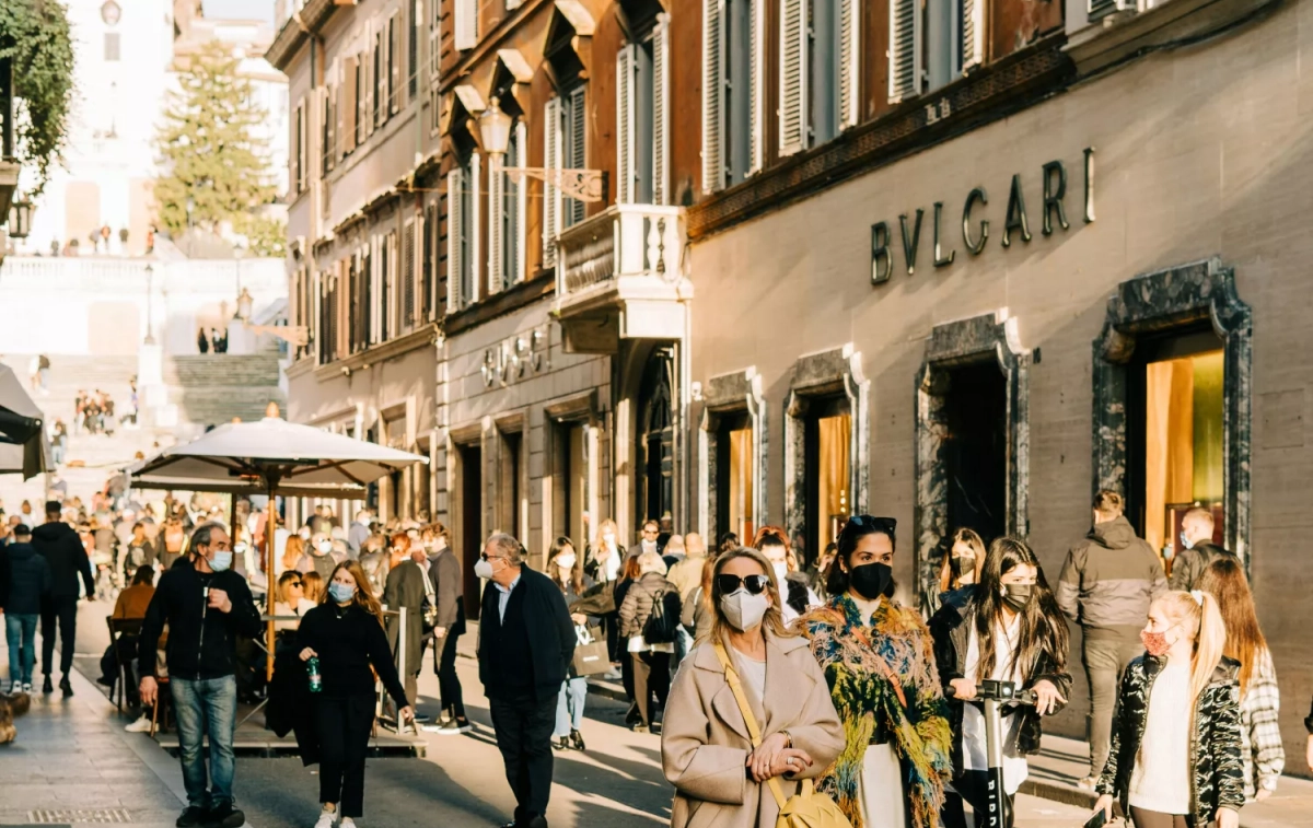 Varias personas en una calle comercial / UNSPLASH