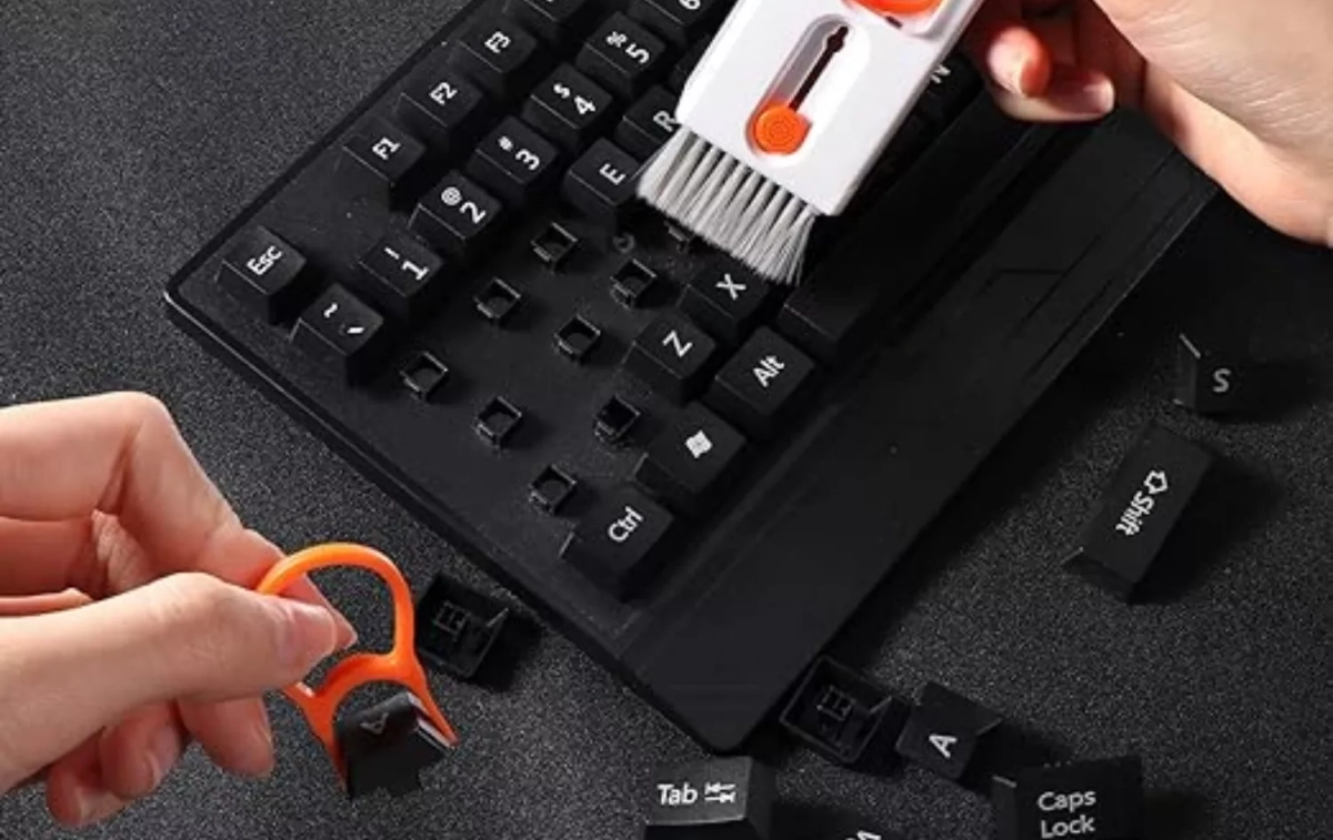 Una persona limpia un teclado con el kit de Vinabo / AMAZON