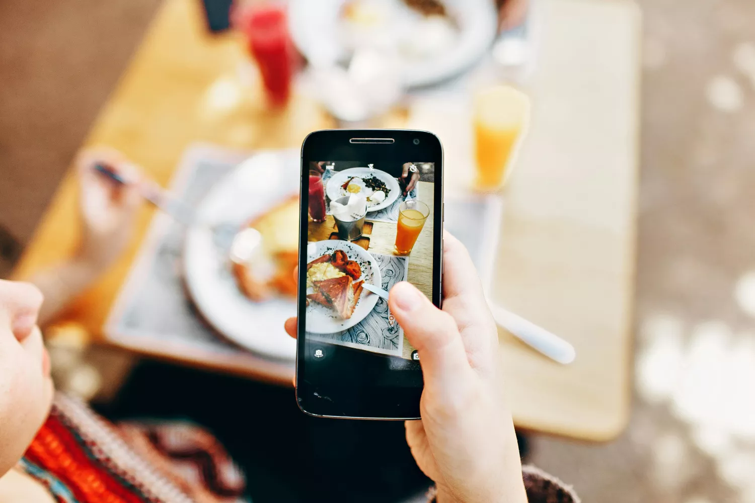 Una persona fotografía su desayuno en una cafetería similar a Brunch&Cake / PEXELS