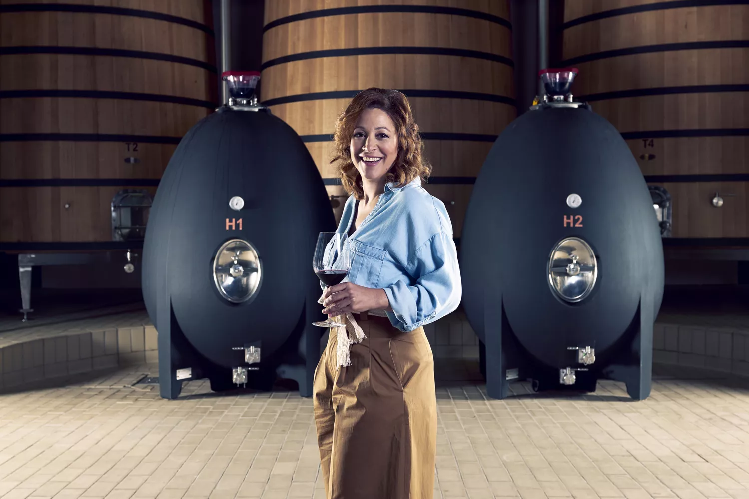 Almudena Alberca con una copa de vino / BODEGA ENTRECANALES DOMECQ E HIJOS