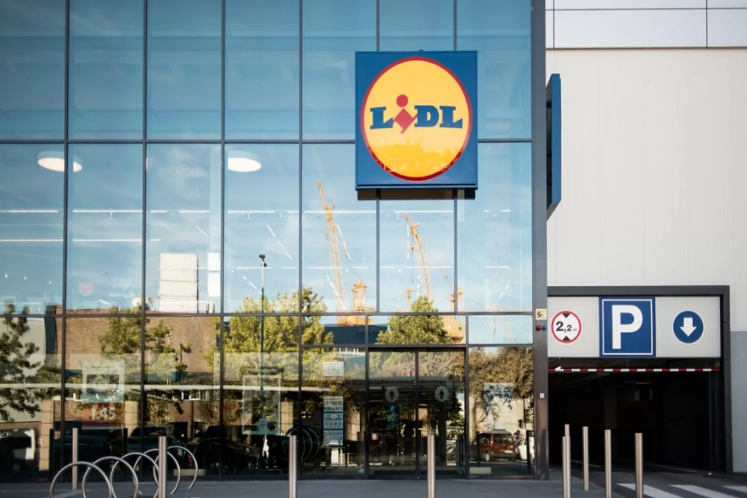 Un supermercado Lidl y la entrada al aparcamiento / LIDL