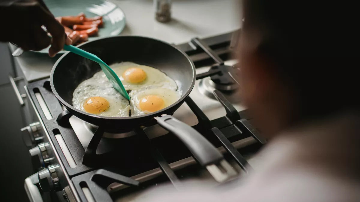 Imagen de archivo de la preparación de unos huevos fritos / Pexels 