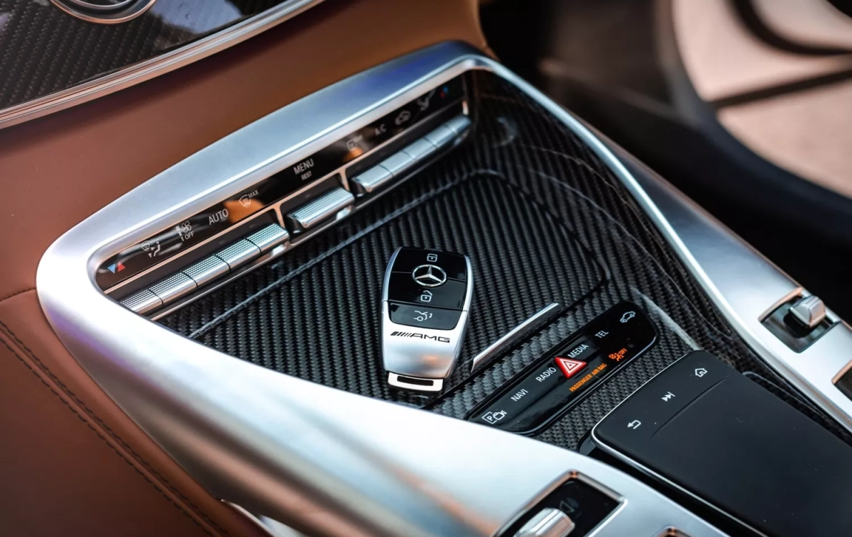 El mando automático de uno de los coches Mercedes-Benz / PEXELS