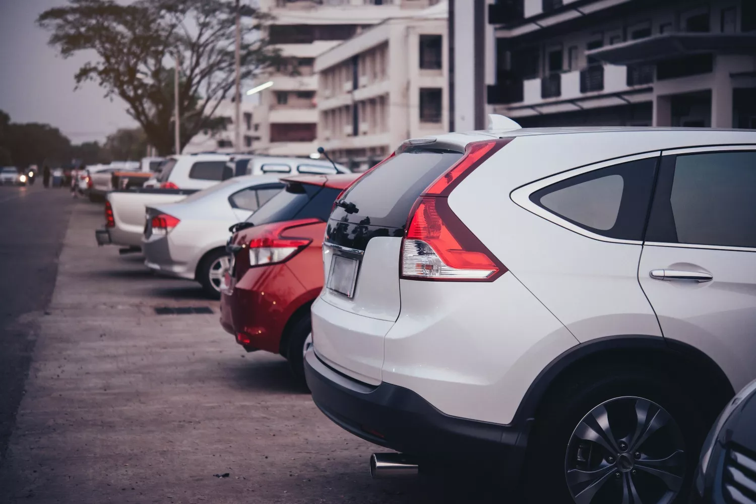 Coches de varios colores en un aparcamiento / FREEPIK