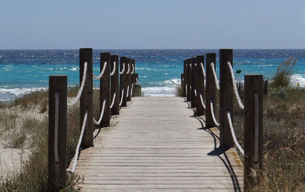 El acceso a una playa de las Islas Baleares / PIXABAY