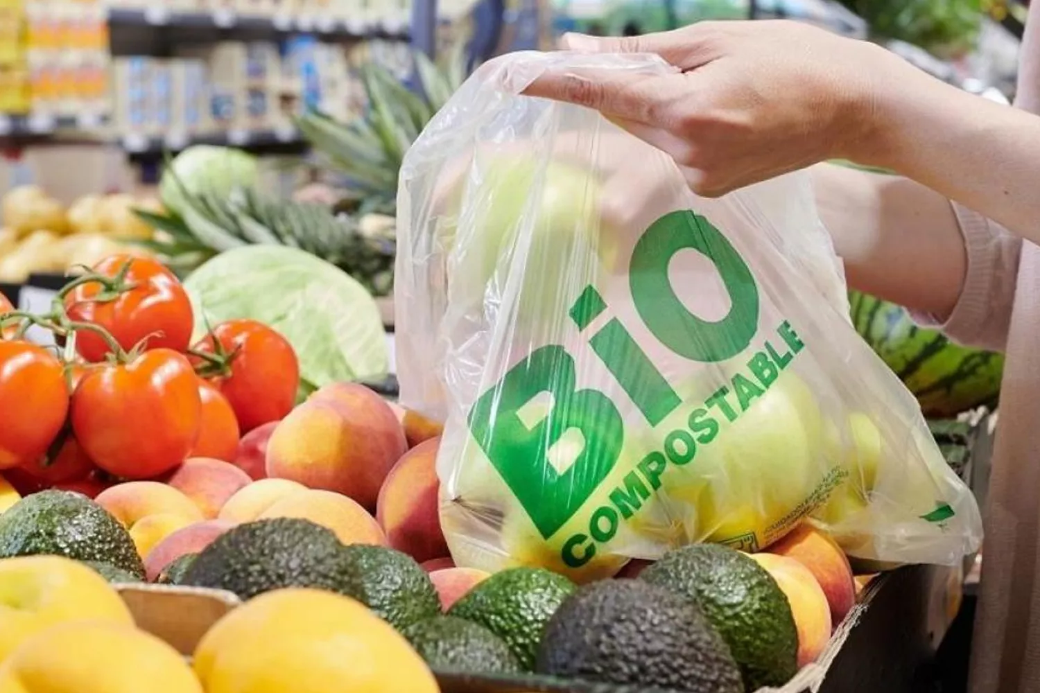 Un consumidor introduce fruta en una bolsa compostable de Lidl / LIDL