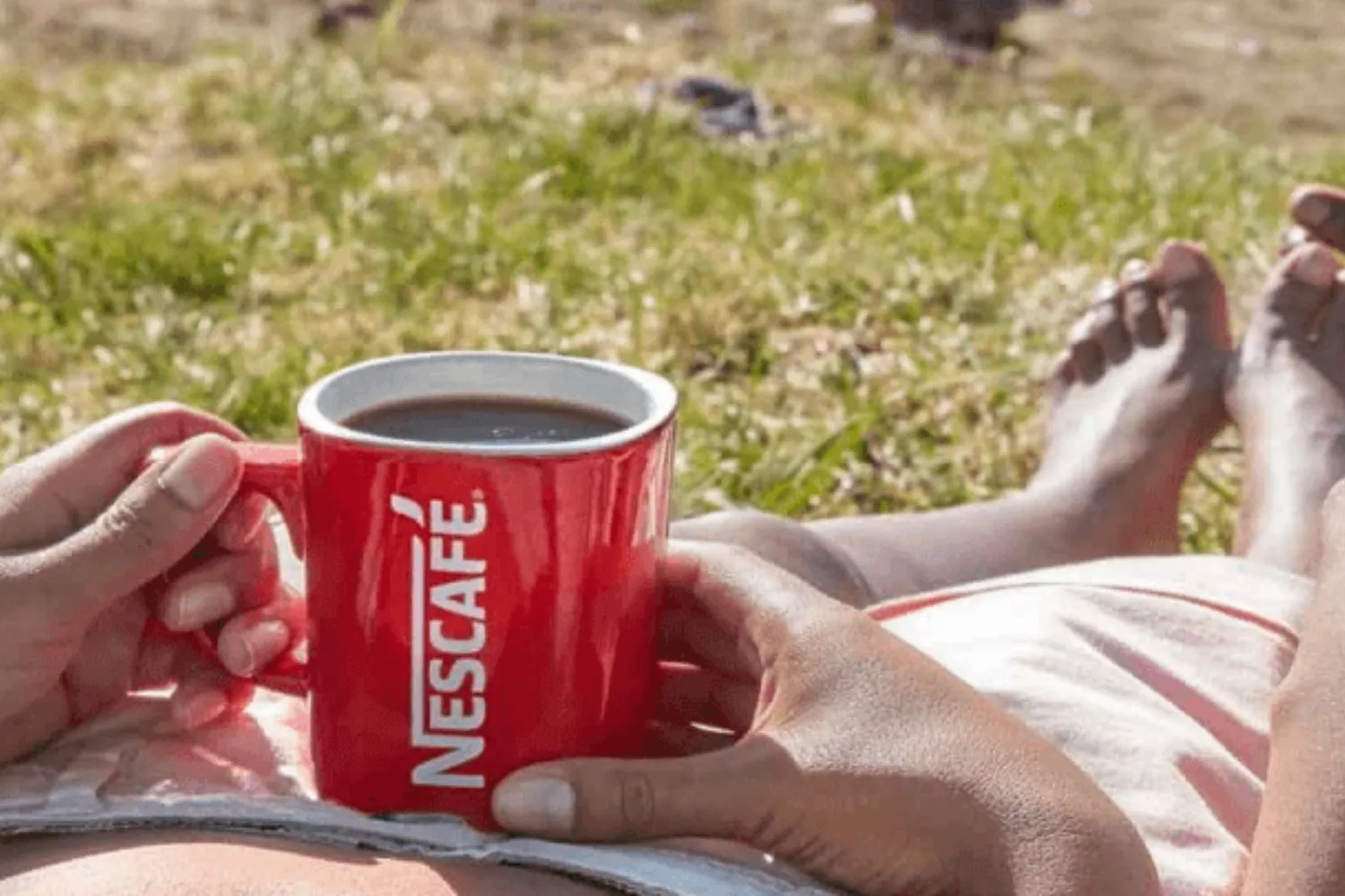 Una persona que ha ganado el sueldo para toda la vida de Nescafé sostiene una taza / NESCAFÉ