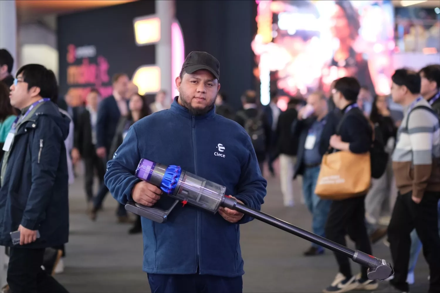 Un empleado de Clece limpia con la aspiradora Dyson en el Mobile World Congress / SIMÓN SÁNCHEZ (CG)