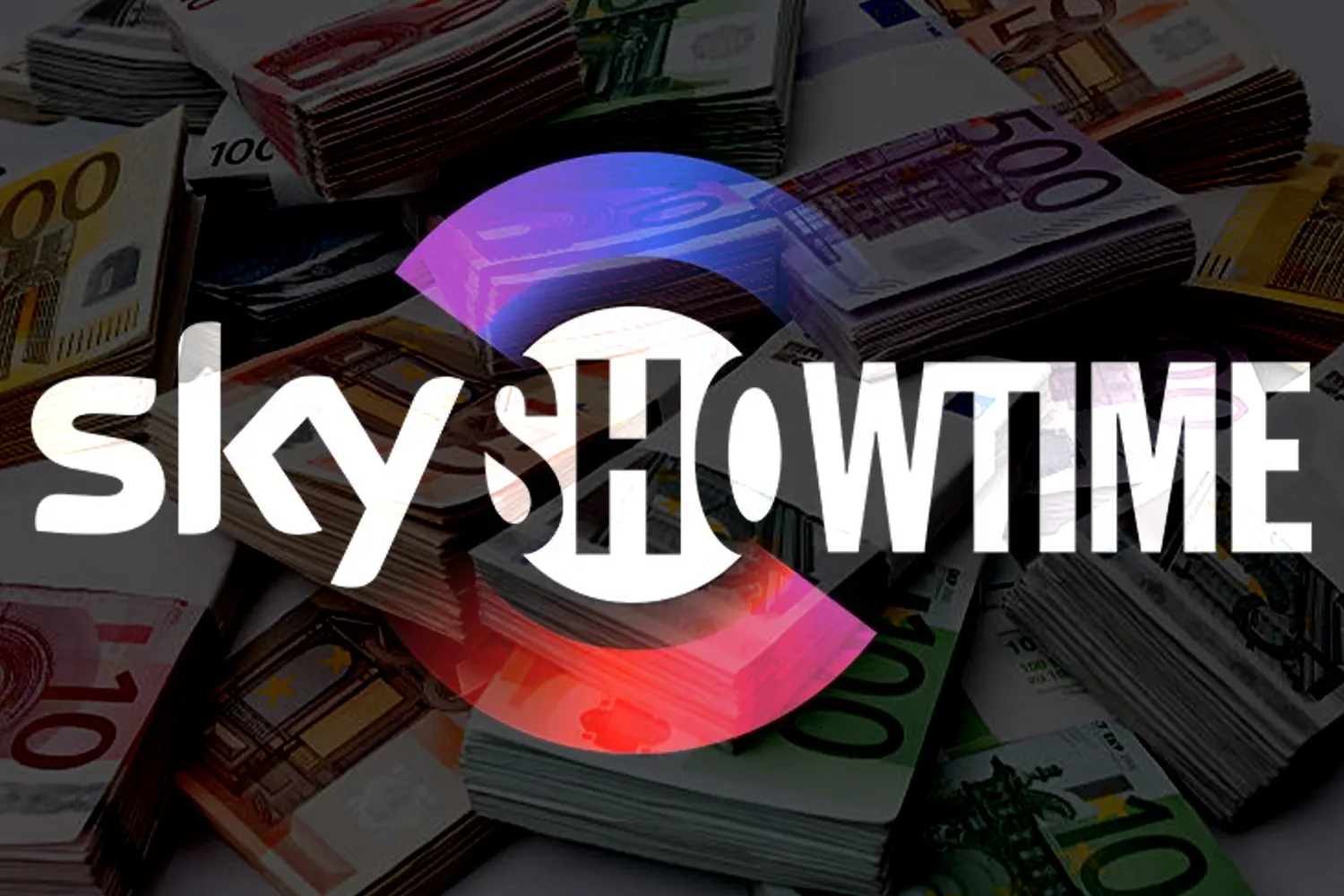 La plataforma de streaming SkyShowtime y unos billetes de fondo / Montaje CONSUMIDOR GLOBAL