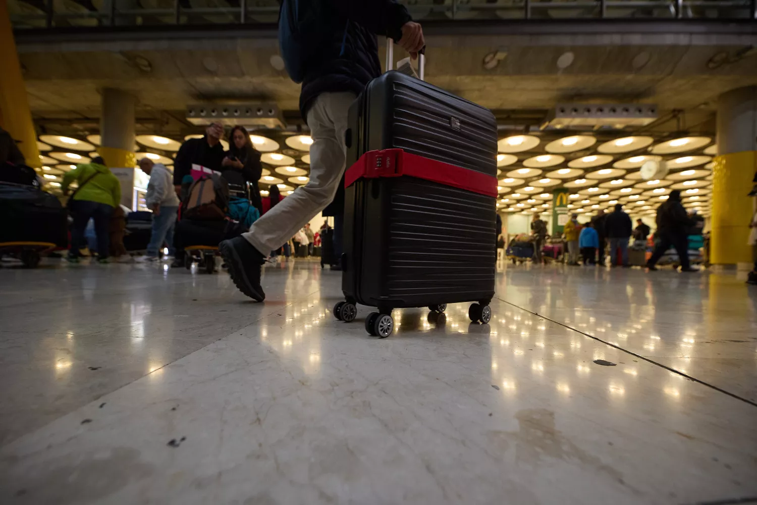 Un viajero español porta su maleta y se dispone a volar a un destino turístico / EUROPA PRESS - Jesús Hellín 