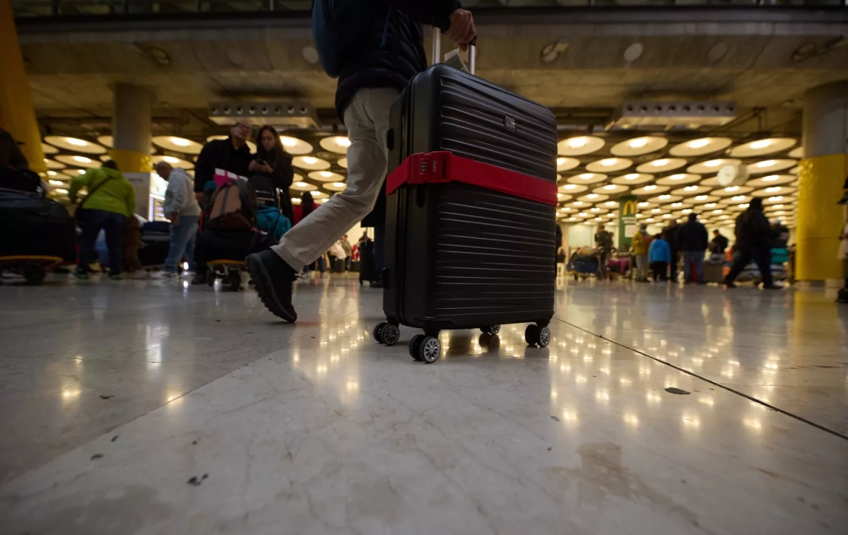 Un viajero español porta su maleta y se dispone a volar a un destino turístico / EUROPA PRESS - Jesús Hellín 