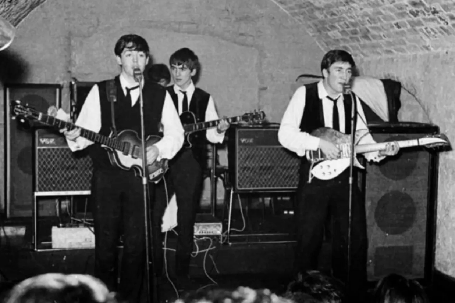 John Lennon, Paul McCartney, George Harrison y Pete Best tocando en The Cavern / YOUTUBE