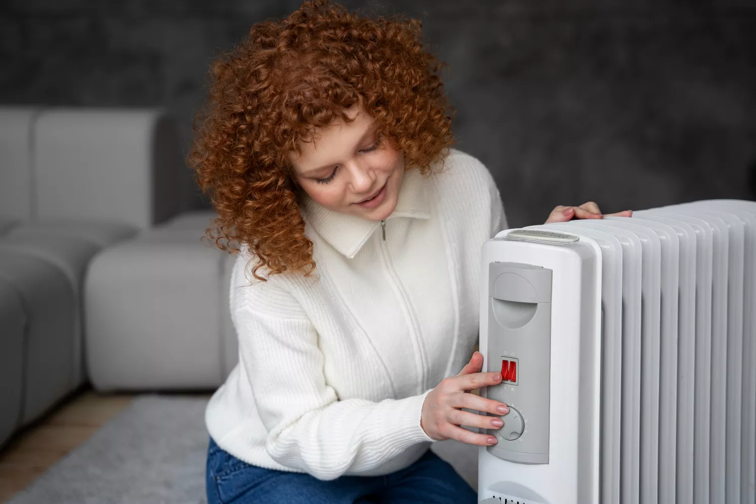 Una persona pone la calefacción a la temperatura mínima / FREEPIK