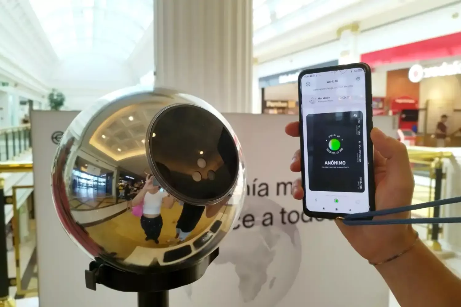 Un 'orbs' de Worldcoin para vender el iris en el gran Plaza 2 de Madrid / Marta S.R. - EL ESPAÑOL