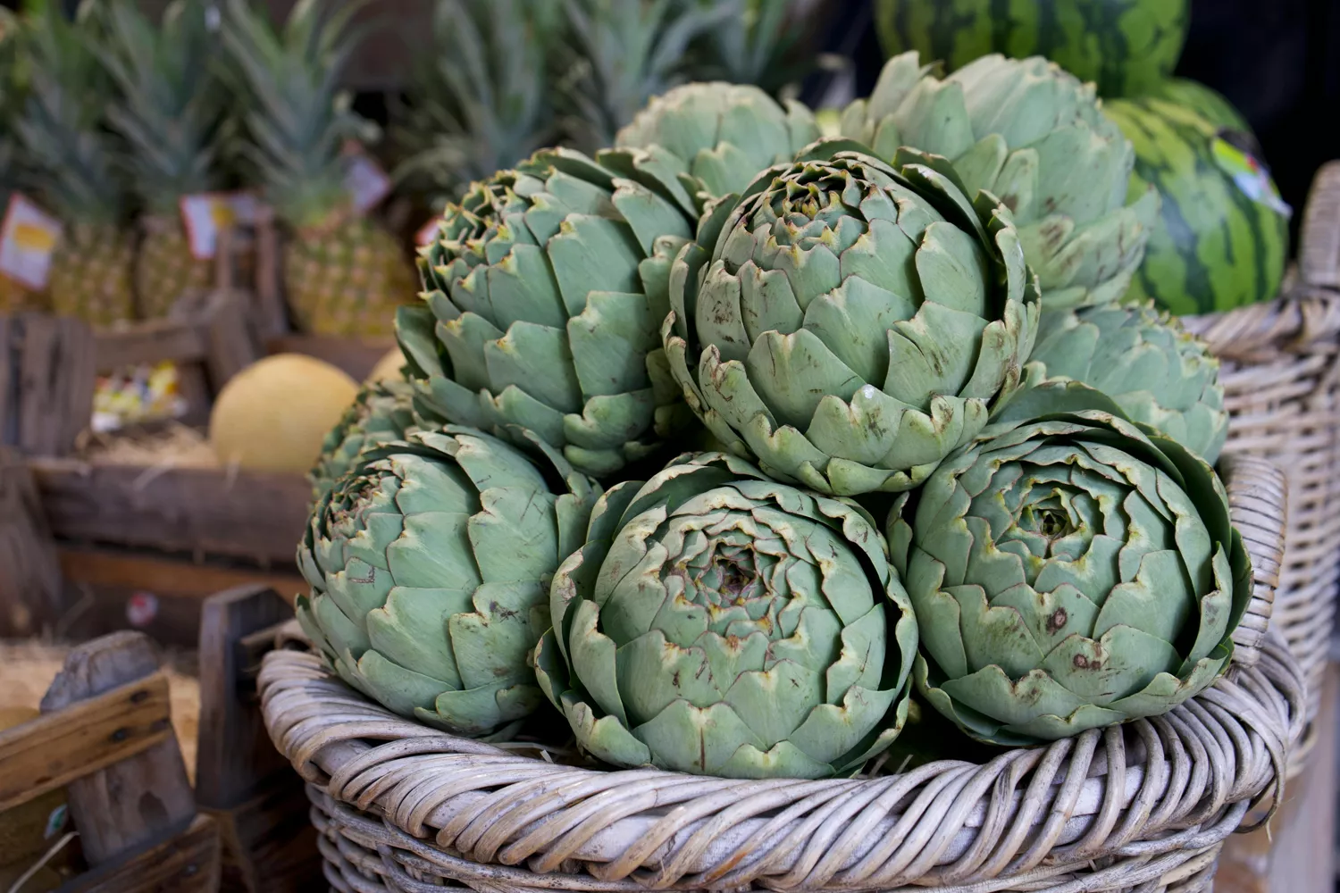 Una cesta con alcachofas, o alcauciles, en una tienda / PEXELS