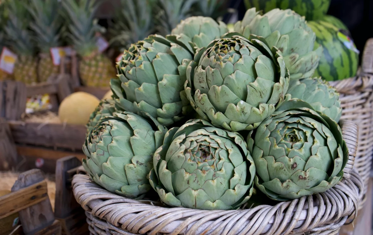 Una cesta con alcachofas, o alcauciles, en una tienda / PEXELS