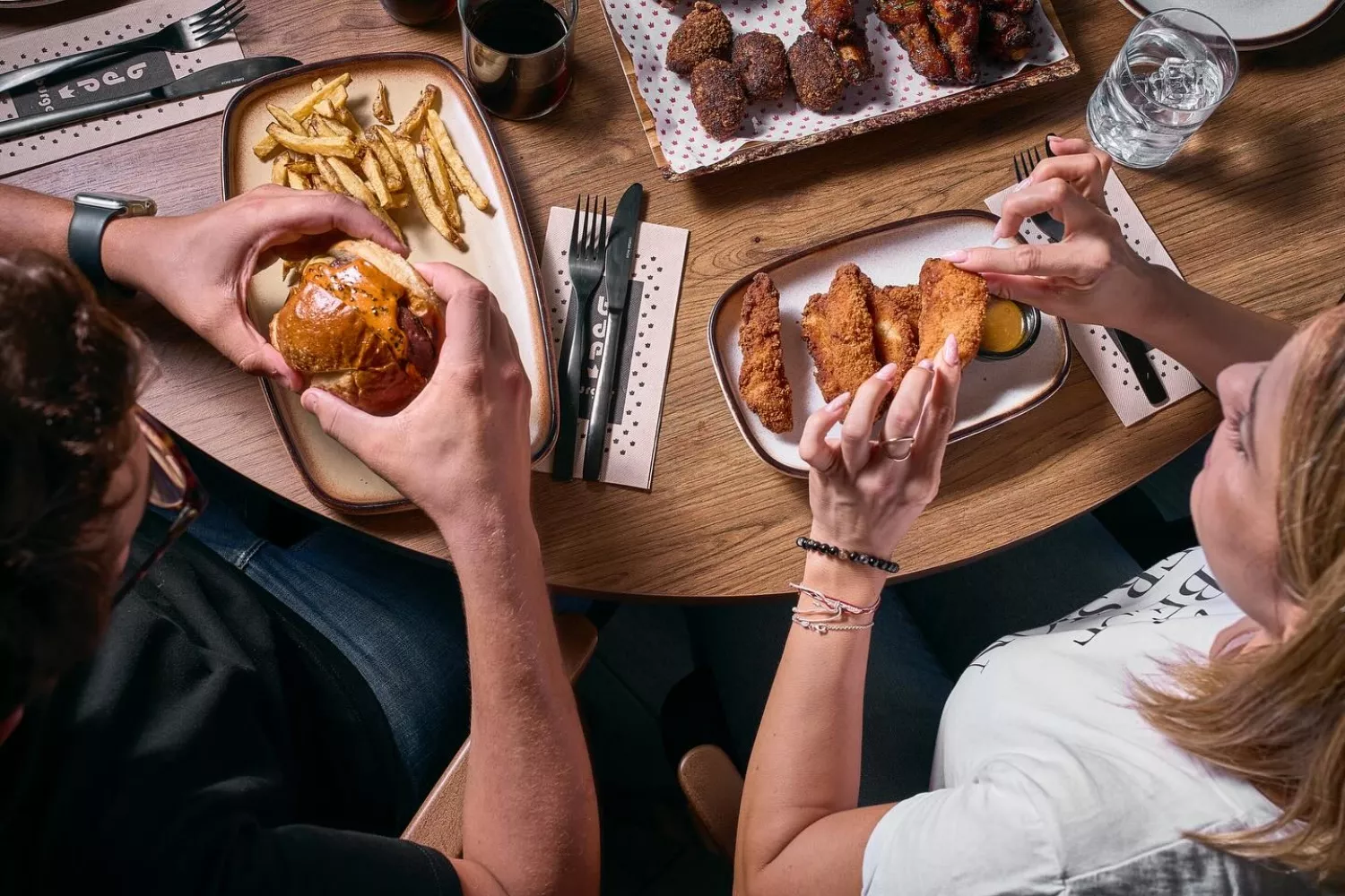 Dos personas comen en una hamburguesería que cobra por dejar plantado en las reservas / BDP BURGER