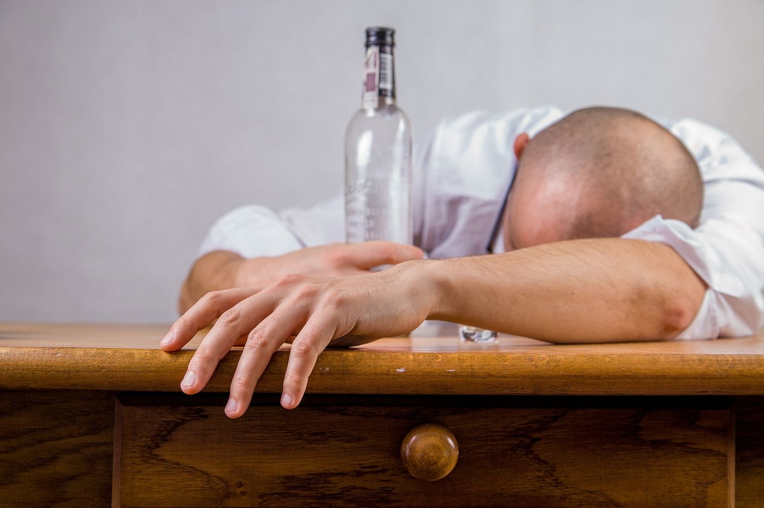 Un hombre tras la beberse una botella de alcohol / PIXABAY