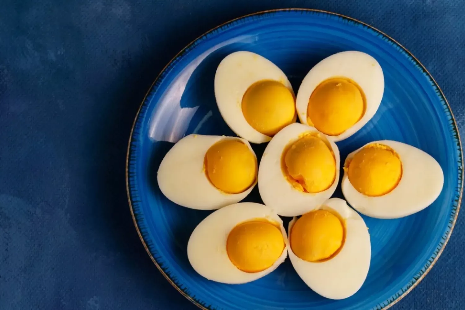 Un plato de huevos cocidos