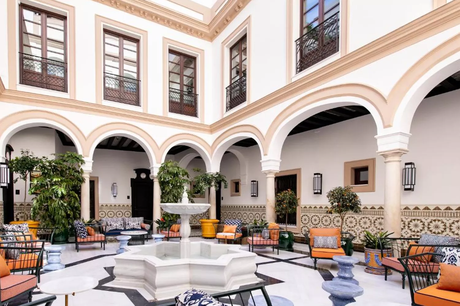 El patio del hotel Casa Palacio Don Ramón, ganador del premio al mejor hotel boutique de Europa / BOOKING