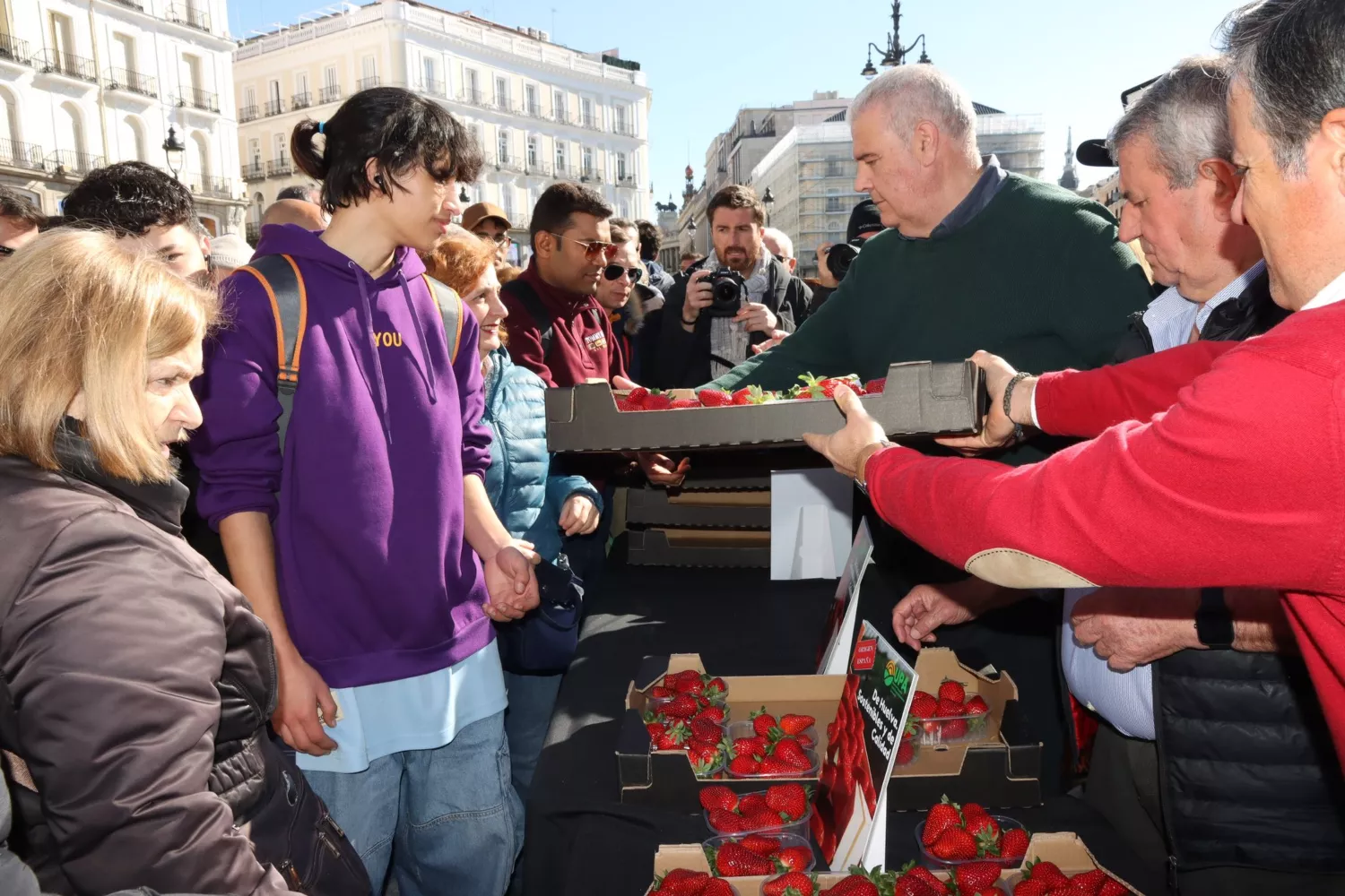 Entrega de fresas en la Puerta del Sol de Madrid / UPA