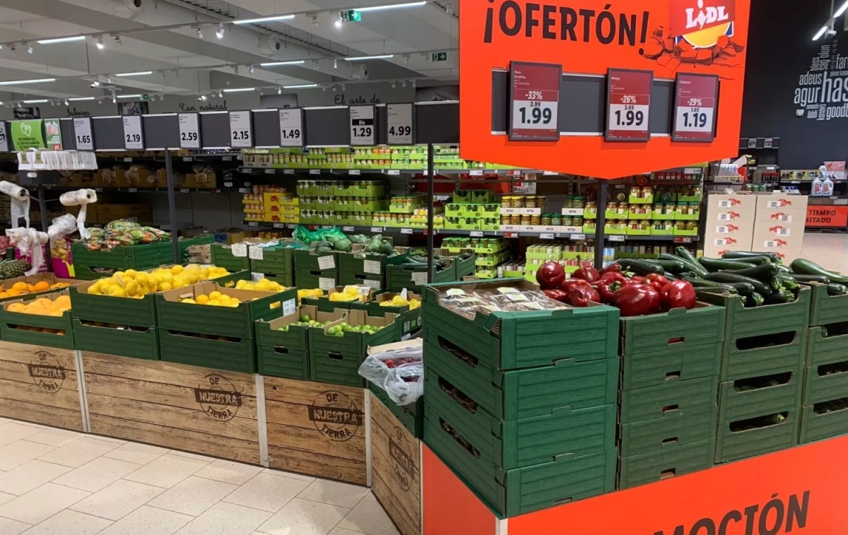 Carteles de precios en el interior de un supermercado de Lidl   LIDL   EP