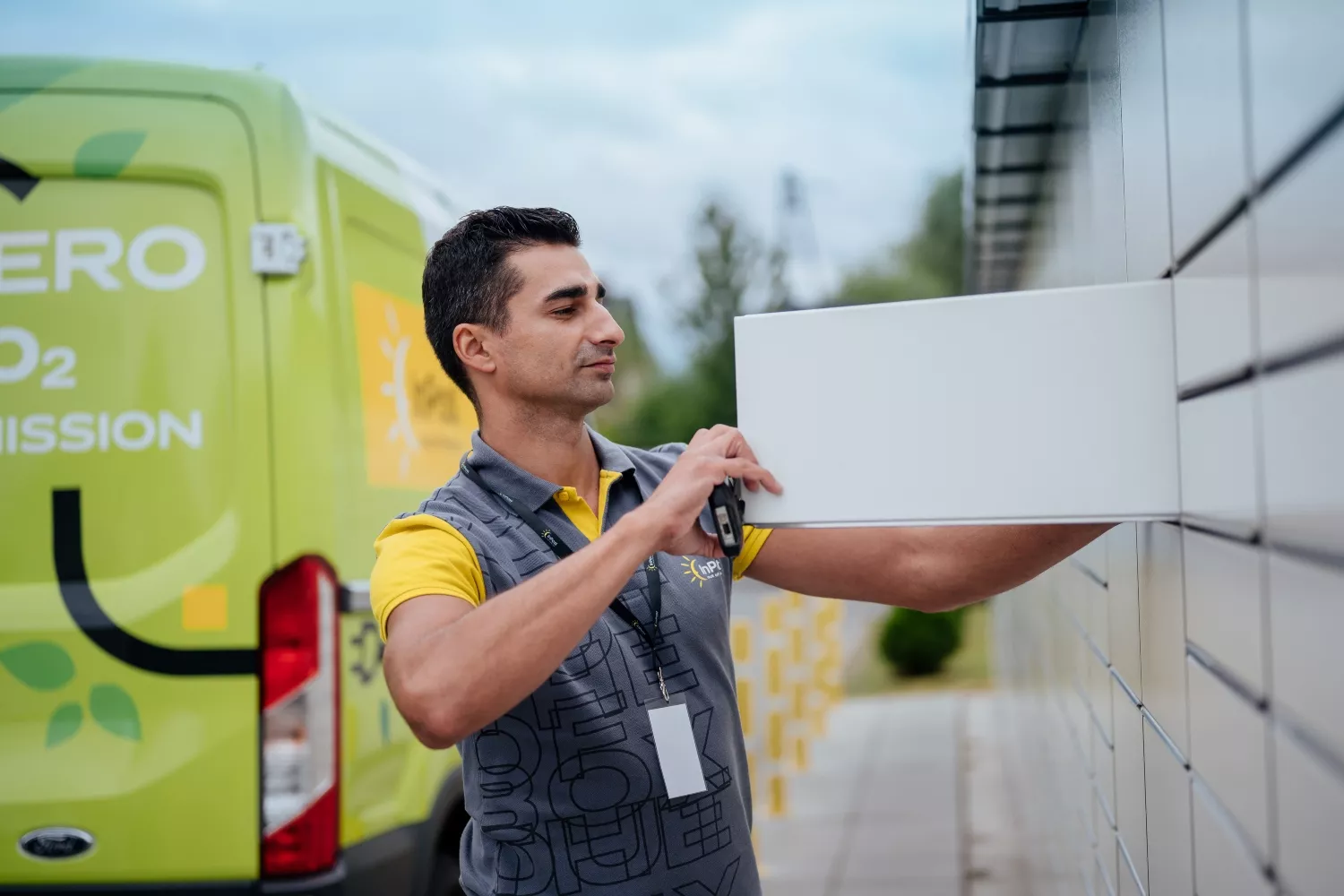 Un repartidor dejando un paquete en un 'locker' de InPost / CEDIDA