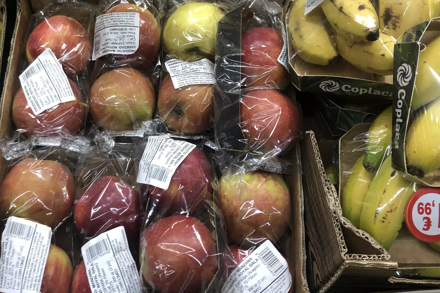 Manzanas y plátanos plastificados a la venta en Carrefour / TEO CAMINO