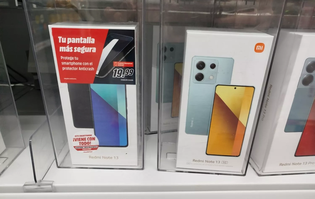 MediaMarkt distingue con esta etiqueta roja los móviles que ya llevan un protector de pantalla / ALBERTO ROSA