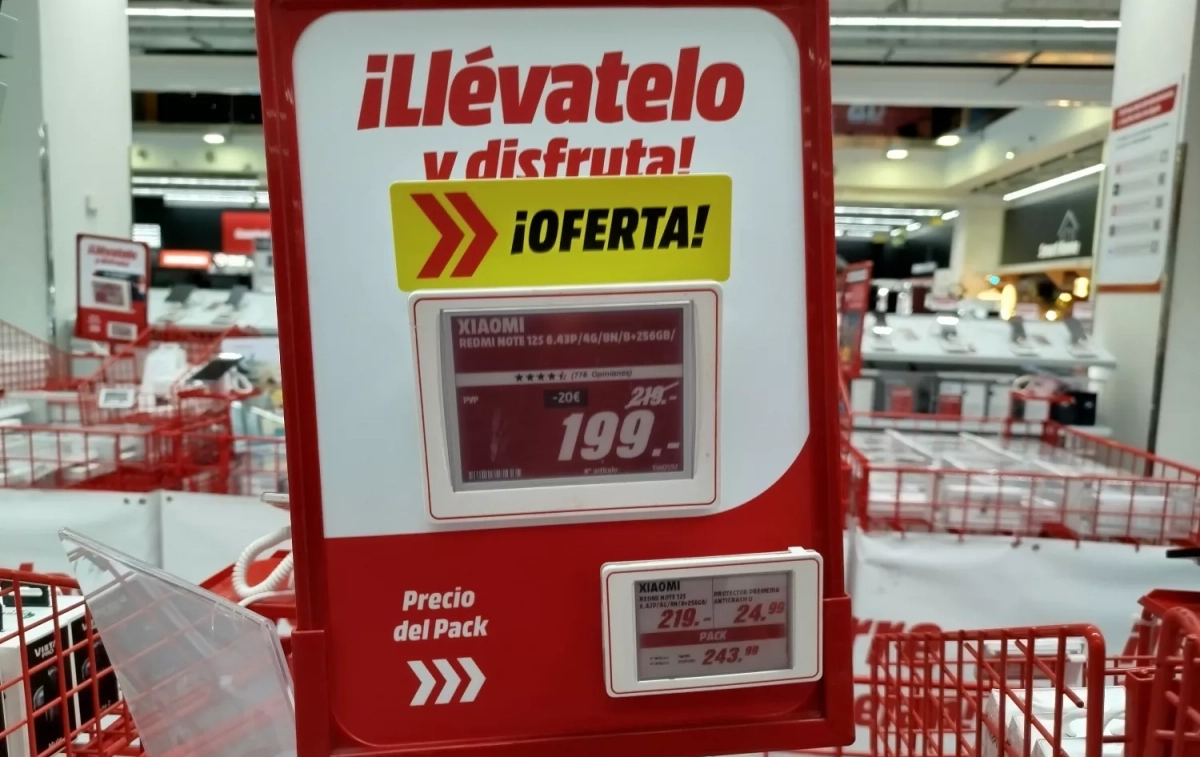 Cartel con el precio de un móvil en MediaMarkt / ALBERTO ROSA