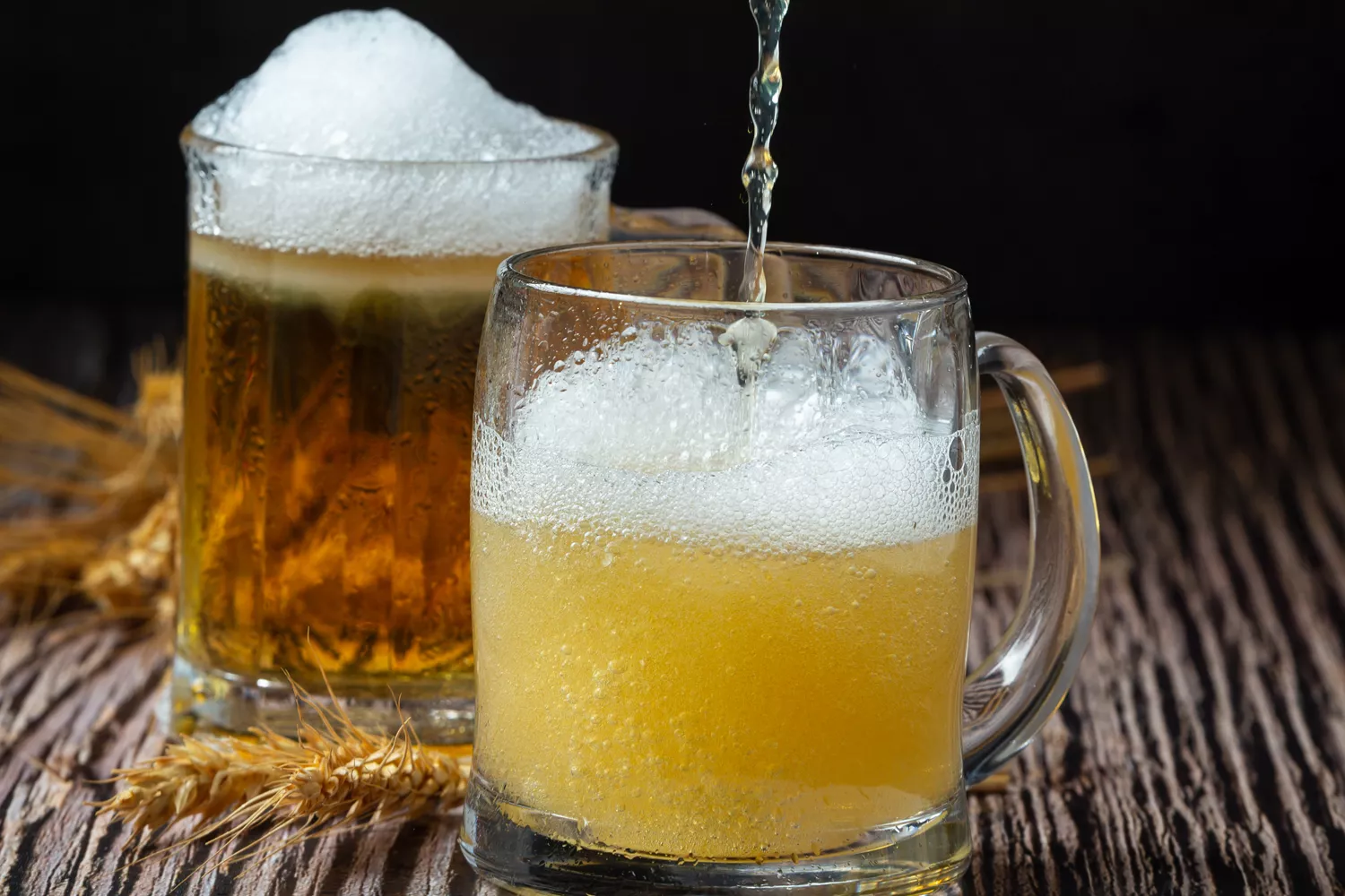 Una cerveza con alcohol y una clara con limón / FREEPIK