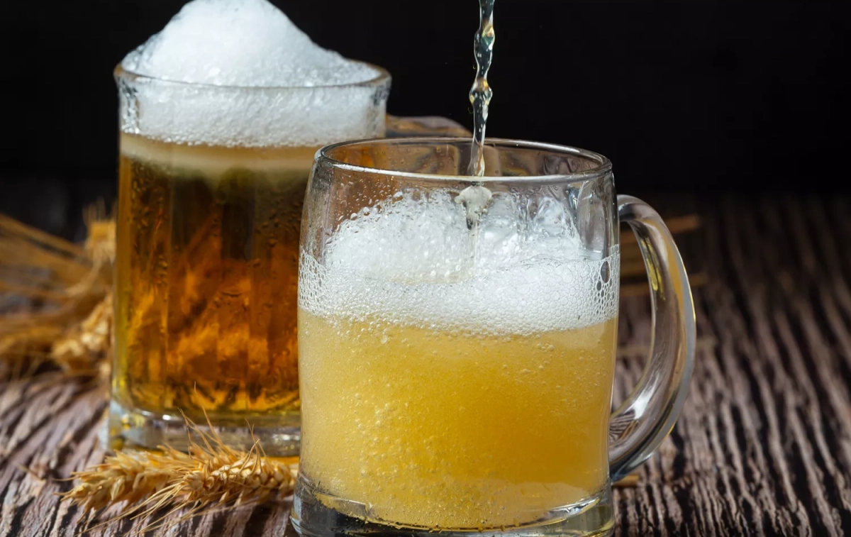 Una cerveza con alcohol y una clara con limón / FREEPIK