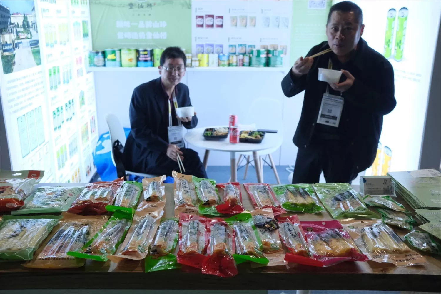 El stand de Deng Xian Quiao, donde se presenta  el snack de espárragos / SIMÓN SÁNCHEZ (CG)