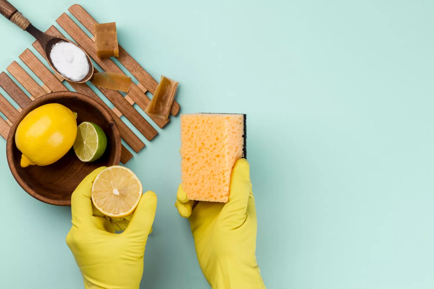 El limón y el bicarbonato son productos muy útiles para la limpieza / FREEPIK