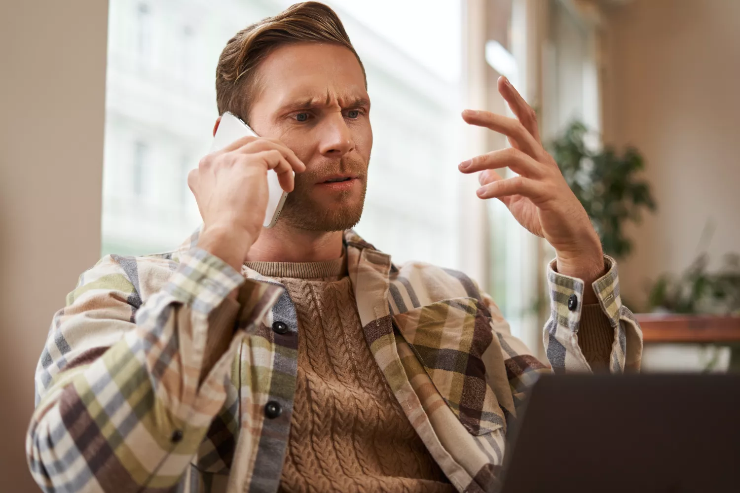 Un hombre llama a un teléfono que comienza por un prefijo internacional / FREEPIK - @benzoix