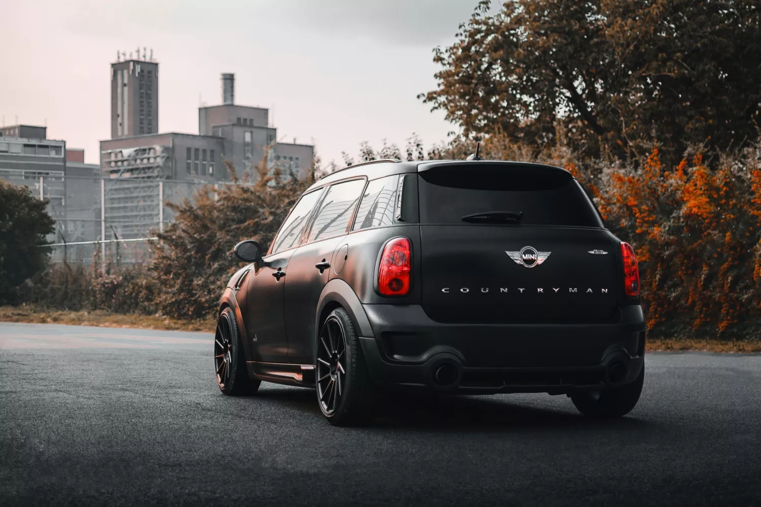 Un Mini Countryman circula en la calle de una ciudad / UNSPLASH