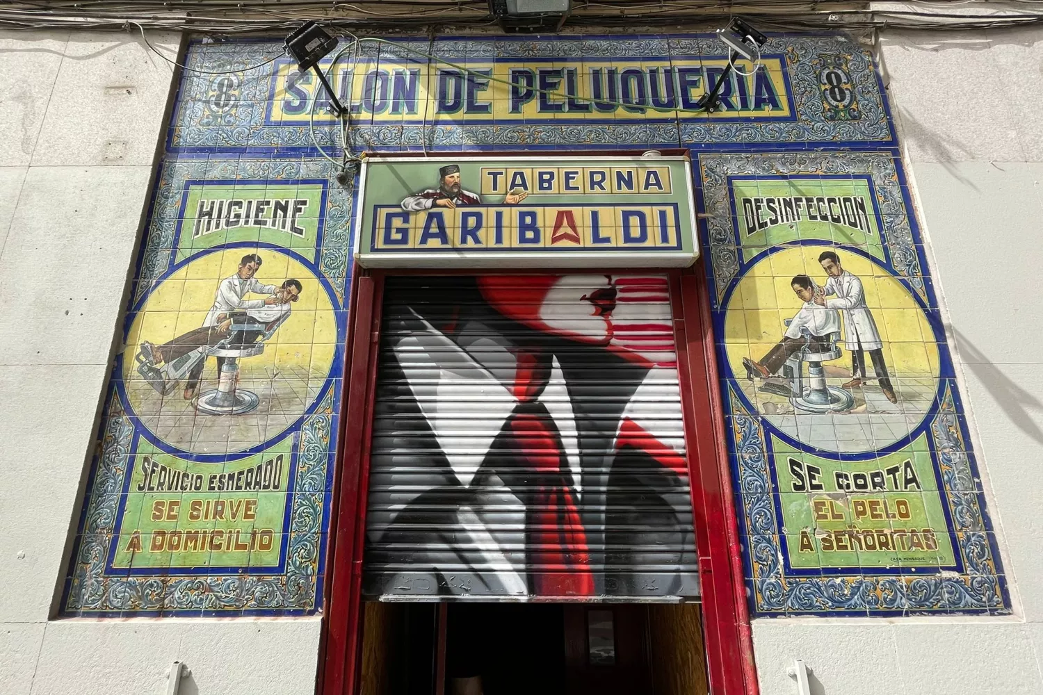 Fachada de la Taberna Garibaldi, el bar de Pablo Iglesias / CG