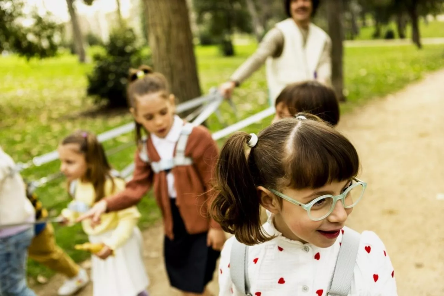 Imagen de la campaña "Paseadores de niños" de Multiópticas / MULTIÓPTICAS