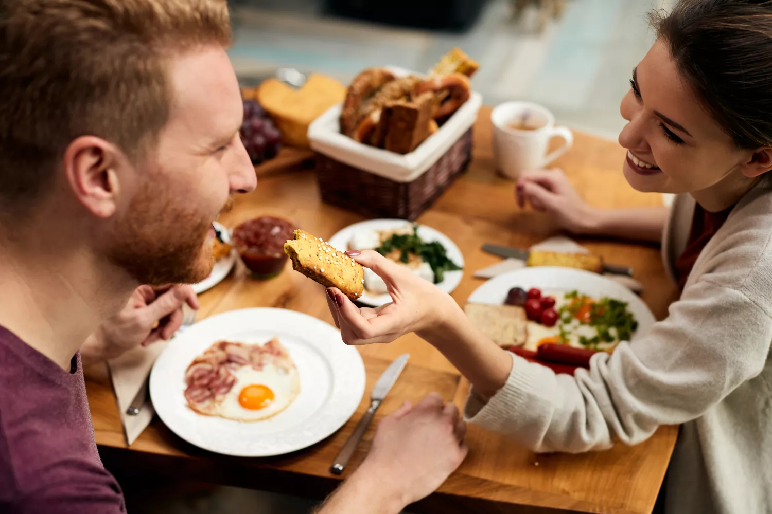 Una pareja que se ha conocido en Tinder disfruta de un desayuno / FREEPIK - @Drazen Zigic