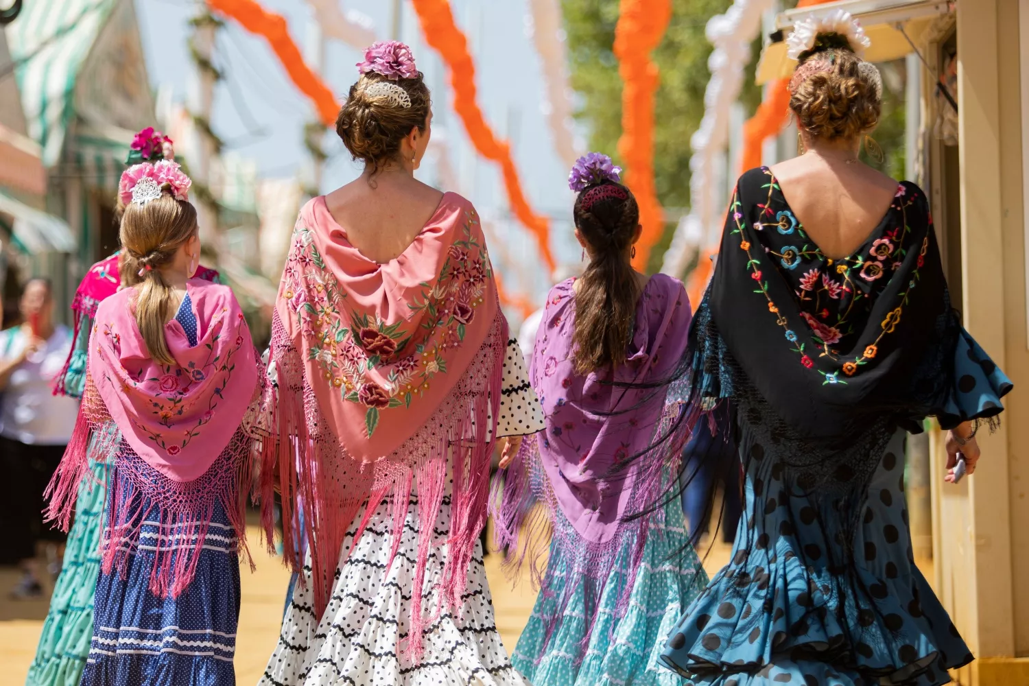 Varias mujeres vestidas de flamencas en la Feria de Abril en Sevilla / María José López - EP