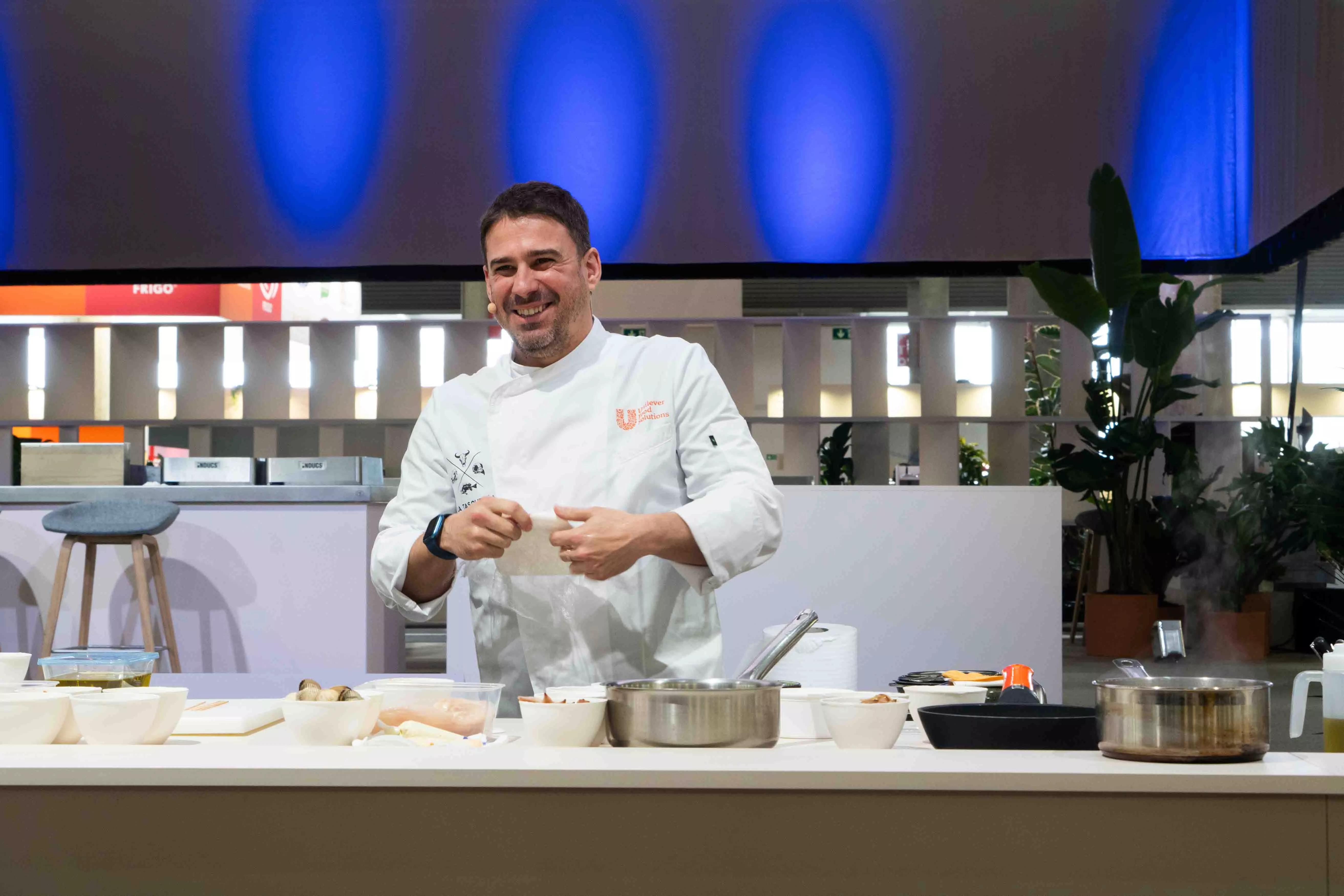 El chef con estrella Michelin Javi Estévez durante la realización de cuatro recetas con productos Knorr en Alimentaria 2024 / SIMÓN SÁNCHEZ