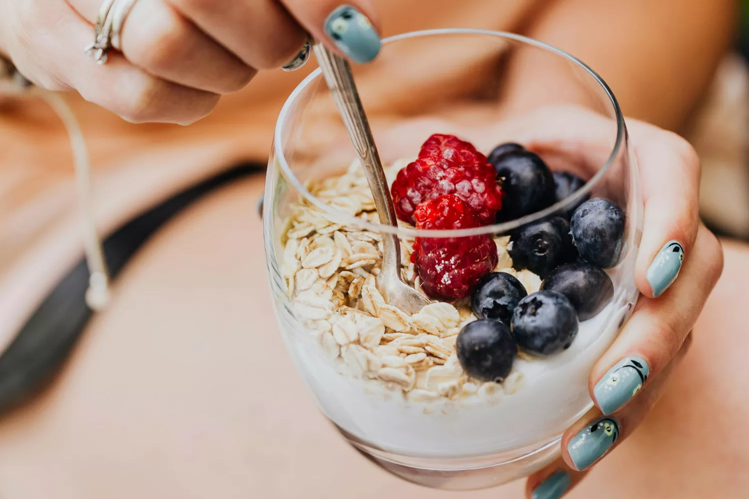 Un vaso con cereales de avena, frutas y un lácteo rico en proteínas / PEXELS