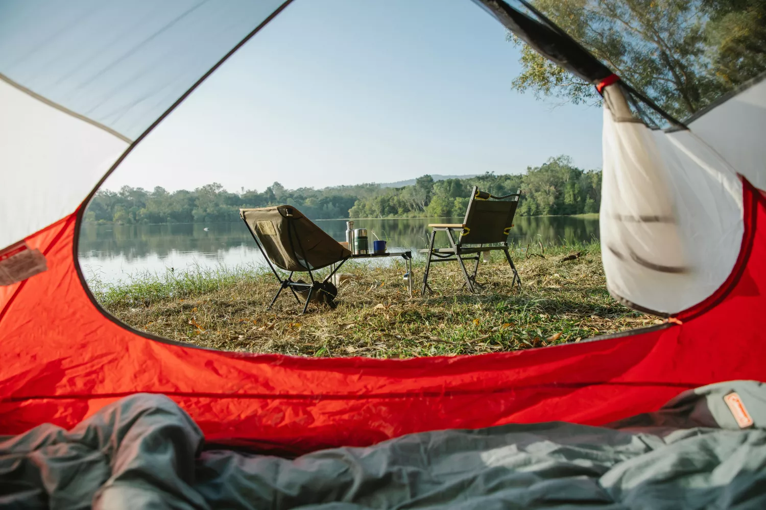 Unas sillas y una tienda en un camping / PEXELS